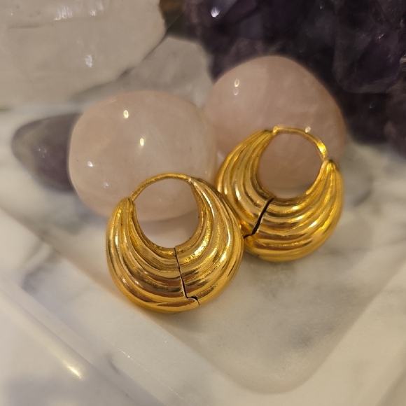 Sezane Ribbed Huggie Hoop Gold Color Earrings, French Chic, GUC, Quiet Luxury - Picture 1 of 4